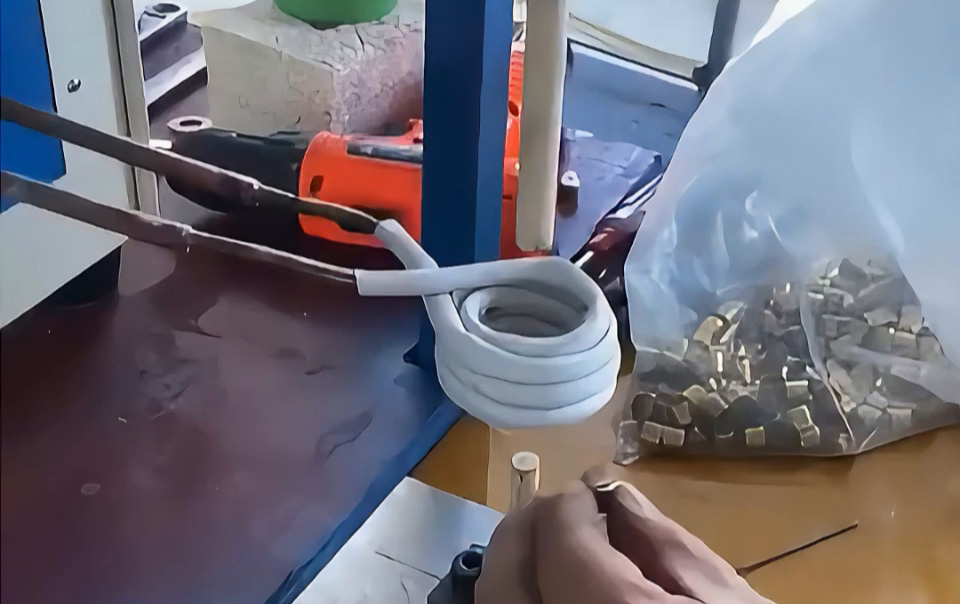 铜端子焊接效能革命 1xBET自动化高频焊接工艺全程揭秘
